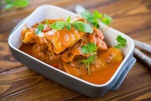 traditionnel farci chou avec haché Viande et riz, servi dans une tomate sauce. photo