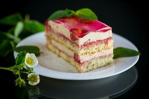 fraise coquelicot gâteau avec crème dans une assiette photo