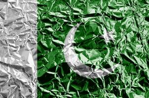 Pakistan drapeau représenté dans peindre couleurs sur brillant froissé aluminium déjouer fermer. texturé bannière sur rugueux Contexte photo