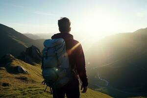 la personne randonnée dans le montagnes dans le Matin. génératif ai photo