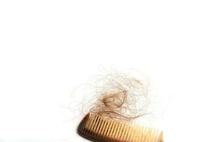 cheveux perte dans peigne, cheveux tomber tous les jours sérieux problème, sur blanc Contexte. photo