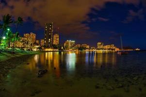 vue de nuit de waikiki honolulu hawaii photo