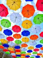 des parapluies sur le thème de l'automne sont suspendus au-dessus de l'allée du parc photo