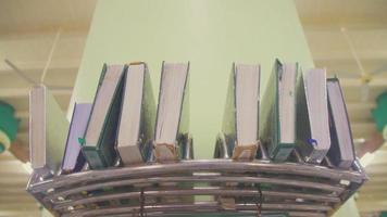 rangées de livres du coran disposées dans une mosquée photo