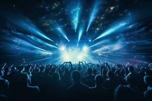 foule à concert avec brillant étape lumières et silhouette de gens dansant, nuit club en dessous de bleu des rayons faisceau et Jeune gens en portant lumière profiter à concert concept, ai genres photo