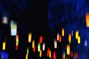 lumières abstraites décoratives colorées la nuit comme toile de fond photo
