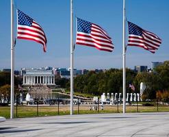 drapeaux américains à la moitié du personnel photo