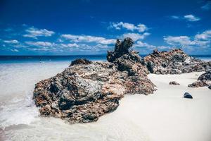 vue sur la plage avec le rocher en île