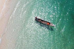 vue aérienne de touristes paddle kayak à boulder island photo