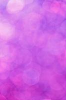 rose avec un arrière-plan flou violet avec des reflets photo
