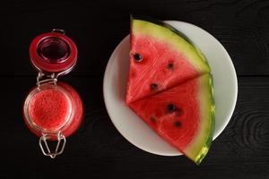 smoothies à la pastèque dans un bocal avec des tranches de pastèque photo