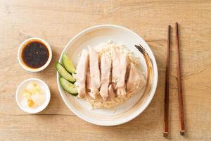 riz au poulet hainanais ou riz cuit à la vapeur avec soupe au poulet photo