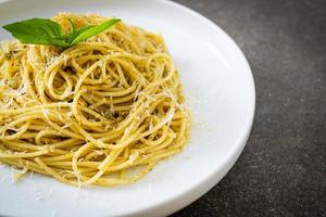 pâtes spaghetti au pesto - nourriture végétarienne photo