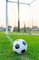 ballon de football sur le terrain de balle photo