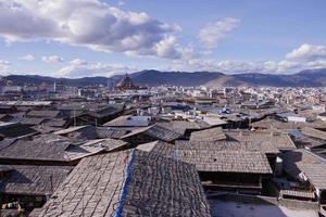 Ciel bleu ancienne ville de dukezong à shangri la, yunnan, chine photo