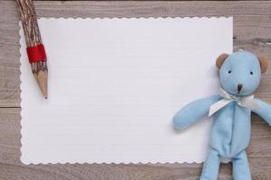 planche de bois table papier à lettres blanc ours bleu poupée crayon photo