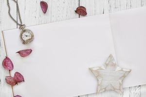 table en bois blanc pétales de fleurs horloge de poche star craft photo