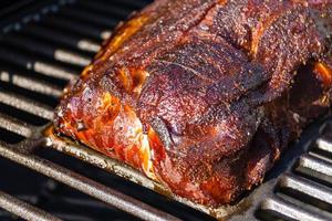 viande au barbecue lentement avec des herbes et des épices photo