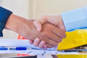 serrer la main travail d'équipe serrer la main accord lors de la réunion de l'ingénieur de l'équipe photo