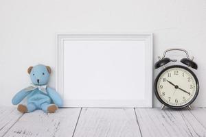 cadre blanc avec ours et horloge photo