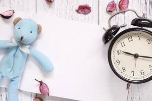 papier avec ours et horloge photo