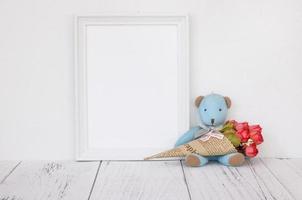 cadre blanc avec ours et fleurs photo