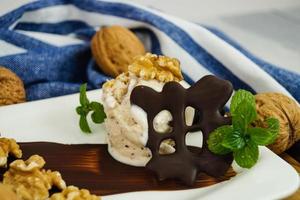 glace aux noix avec du chocolat pour le dessert photo