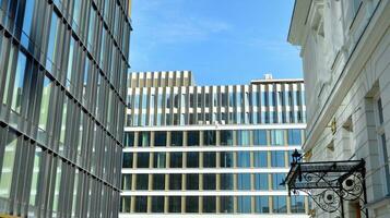 verre bâtiment avec transparent façade de le bâtiment et bleu ciel. de construction verre mur reflétant bleu ciel. abstrait moderne architecture fragment. contemporain architectural Contexte. photo