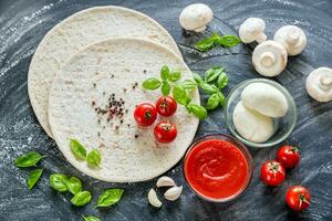 Pizza Ingrédients sur le foncé en bois Contexte photo