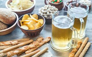 deux des lunettes de Bière avec apéritifs photo