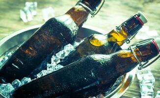 bouteilles de Bière dans la glace cubes photo