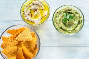 boules de Hoummous et guacamole avec tortilla frites photo