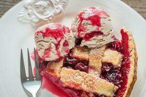 tranche de Cerise tarte avec des balles de Chocolat la glace crème photo