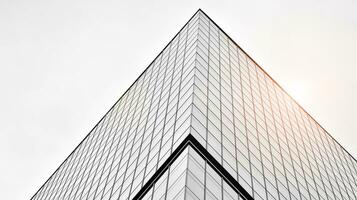 verre moderne bâtiment avec bleu ciel Contexte. vue et architecture détails. Urbain abstrait - les fenêtres de verre Bureau bâtiment dans lumière du soleil journée. noir et blanche. photo