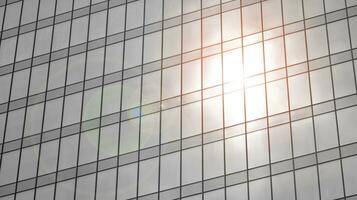 verre moderne bâtiment avec bleu ciel Contexte. vue et architecture détails. Urbain abstrait - les fenêtres de verre Bureau bâtiment dans lumière du soleil journée. noir et blanche. photo