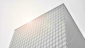 verre moderne bâtiment avec bleu ciel Contexte. vue et architecture détails. Urbain abstrait - les fenêtres de verre Bureau bâtiment dans lumière du soleil journée. noir et blanche. photo