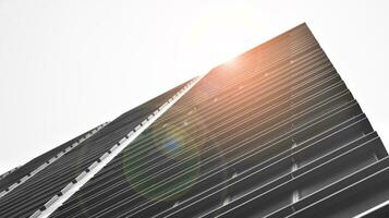 verre moderne bâtiment avec bleu ciel Contexte. vue et architecture détails. Urbain abstrait - les fenêtres de verre Bureau bâtiment dans lumière du soleil journée. noir et blanche. photo