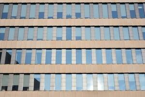 bas vue de moderne grattes ciels dans affaires district contre bleu ciel. à la recherche en haut à affaires bâtiments dans centre ville. photo