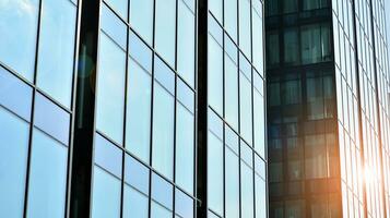 bas vue de moderne grattes ciels dans affaires district contre bleu ciel. à la recherche en haut à affaires bâtiments dans centre ville. photo