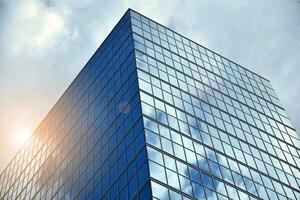 bas vue de moderne grattes ciels dans affaires district contre bleu ciel. à la recherche en haut à affaires bâtiments dans centre ville. photo