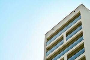 immeubles d'appartements modernes par une journée ensoleillée avec un ciel bleu. façade d'un immeuble moderne photo