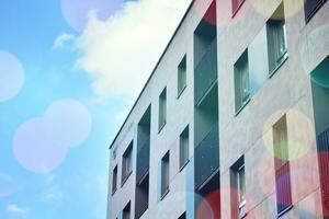 immeubles d'appartements modernes par une journée ensoleillée avec un ciel bleu. façade d'un immeuble moderne photo