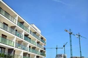 immeubles d'appartements modernes par une journée ensoleillée avec un ciel bleu. façade d'un immeuble moderne photo