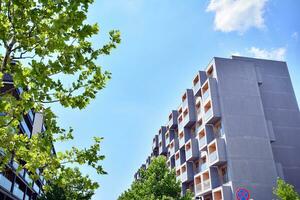 Résidentiel bâtiment sur ciel Contexte. façade de une moderne logement construction avec de balcons. photo