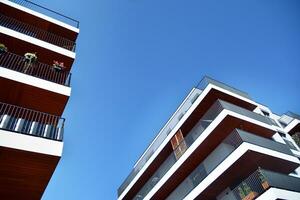 Résidentiel bâtiment sur ciel Contexte. façade de une moderne logement construction avec de balcons. photo