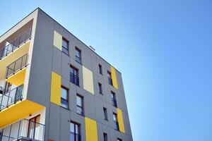 Résidentiel bâtiment sur ciel Contexte. façade de une moderne logement construction avec de balcons. photo