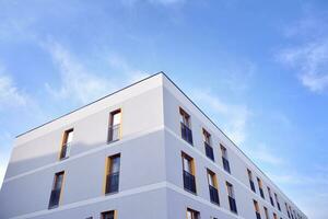 Résidentiel bâtiment sur ciel Contexte. façade de une moderne logement construction avec de balcons. photo