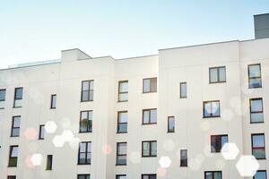 Résidentiel bâtiment sur ciel Contexte. façade de une moderne logement construction avec de balcons. photo