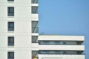 Résidentiel bâtiment sur ciel Contexte. façade de une moderne logement construction avec de balcons. photo