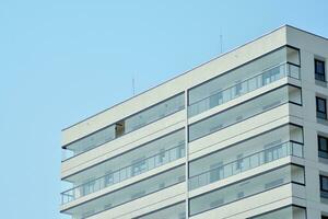 Résidentiel bâtiment sur ciel Contexte. façade de une moderne logement construction avec de balcons. photo